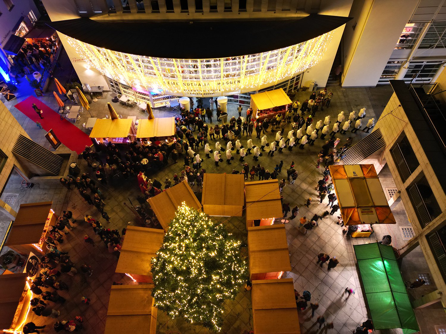 Stimmungsvoller Rückblick auf den Megger Weihnachtsmarkt 2025 mit dem Blick aus luftiger Höhe auf den Dorfplatz beim Gemeindehaus.